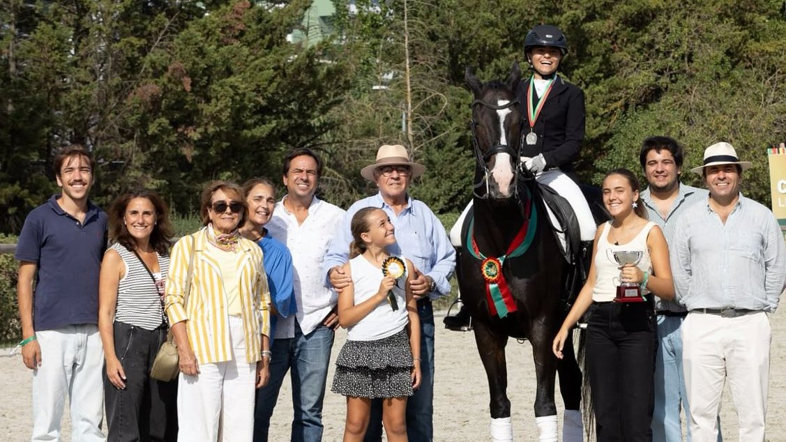 La famille Abecasis réunie autour de Maria da Graça Abecasis, à cheval et médaillée, au CSIO de Lisbonne