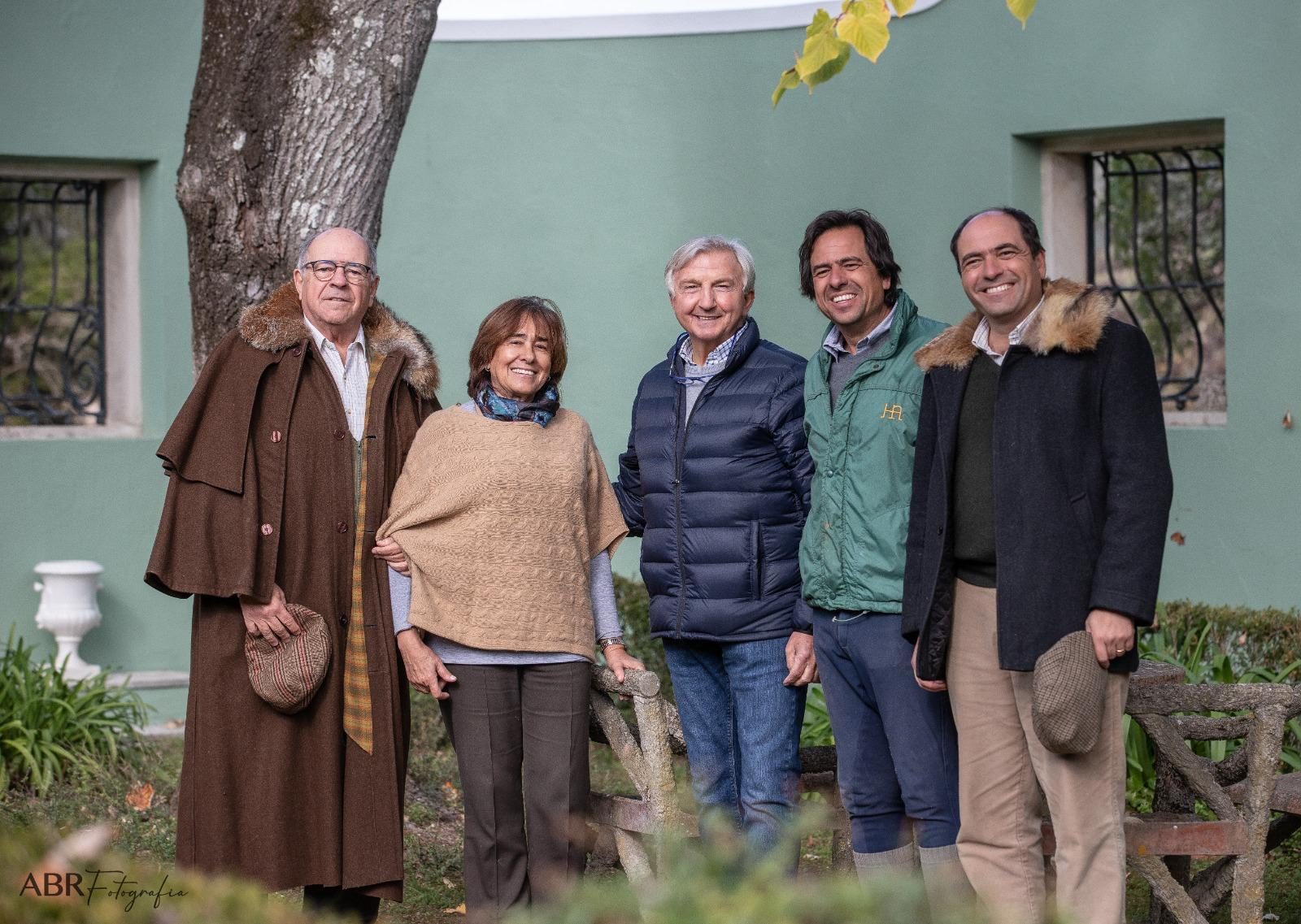 Henrique 与 Maria João Abecasis 和儿子们以及 Arthur Kottas-Heldenberg 大师在 Quinta do Pilar 庄园主楼前