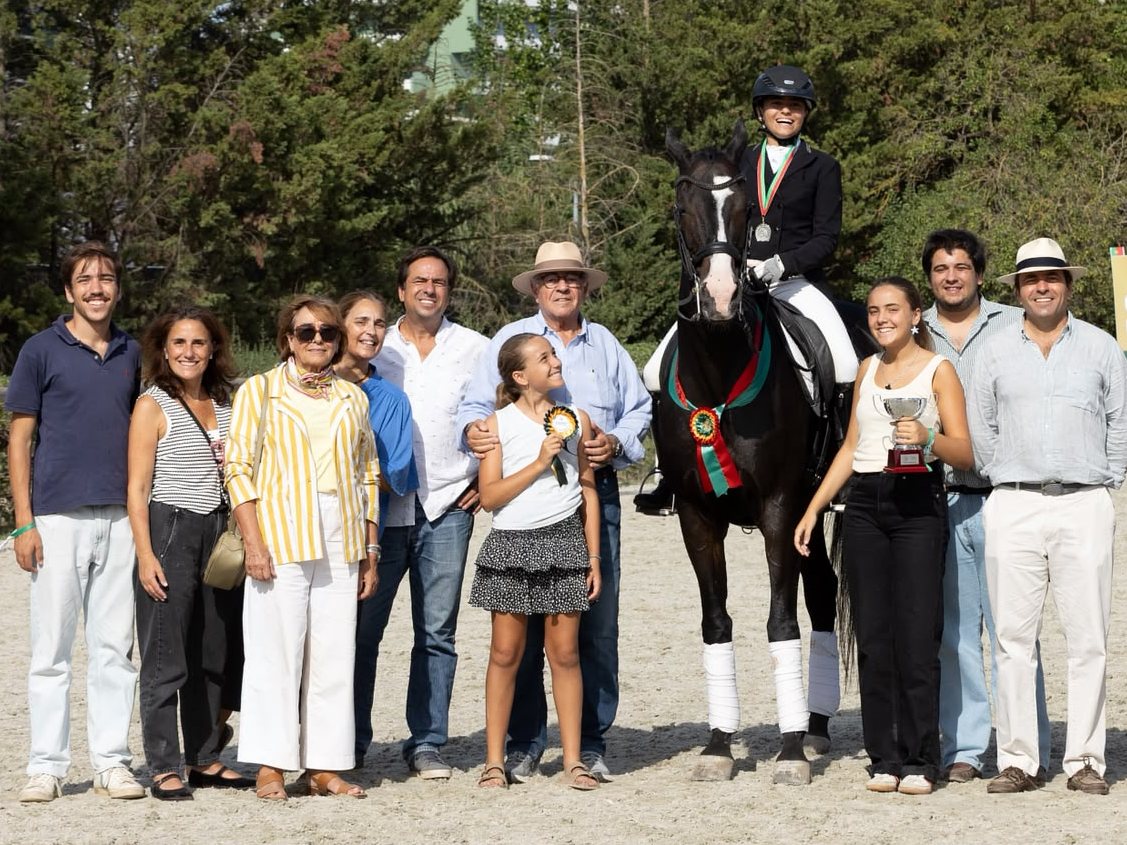 Abecasis 家族在里斯本 CSIO 赛事上围绕骑在马上、佩戴奖牌的 Maria da Graça Abecasis
