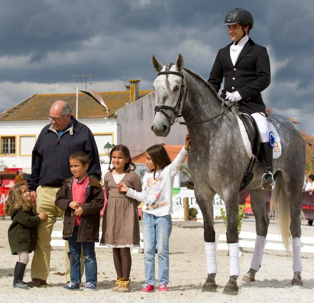 Henrique Abecasis avec ses petits-enfants, à côté d'un cheval gris de l'élevage après une compétition