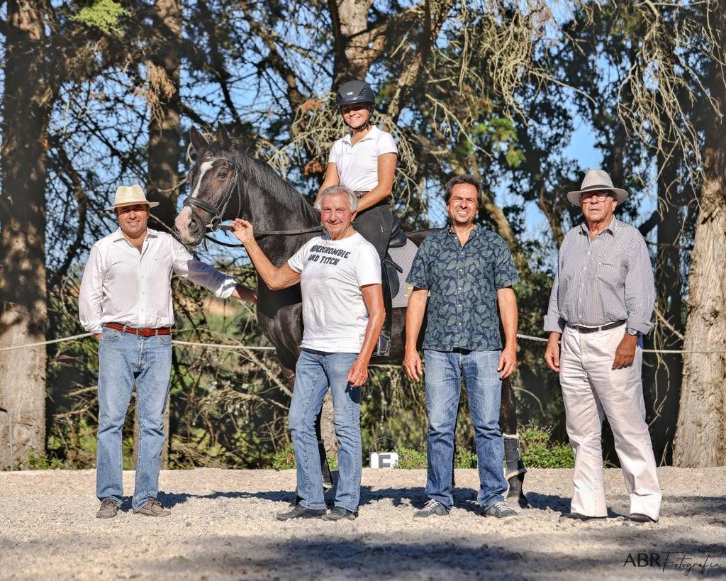 Henrique、Tiago 与 Francisco Abecasis,骑在马上的 Maria da Graça Abecasis 以及 Arthur Kottas-Heldenberg 大师